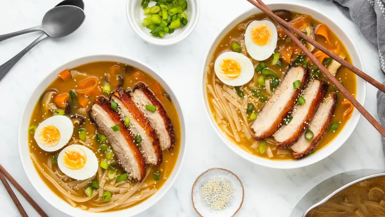 Zwei Sch&uuml;sseln Ramen mit Chashu-Schweinebauch, gekochtem Ei und Fr&uuml;hlingszwiebeln. Ein k&ouml;stliches Chashu Rezept, das zum Nachkochen einl&auml;dt.