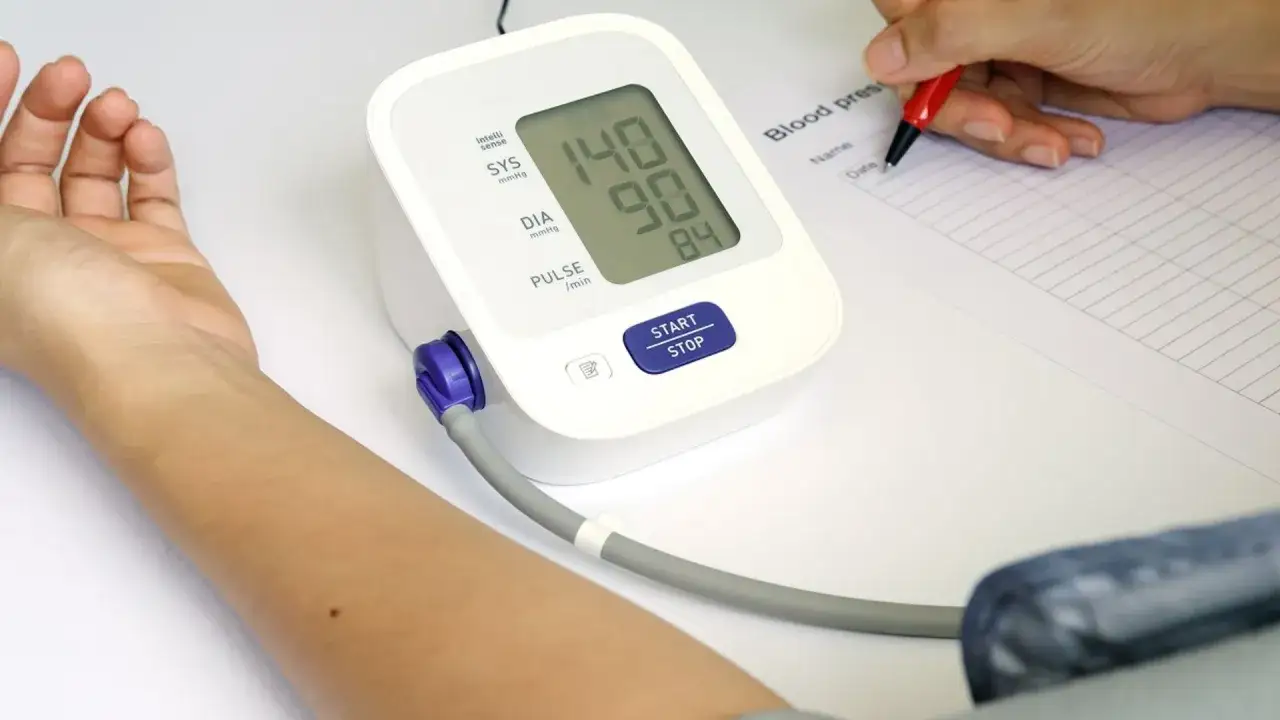 Pomiar ciśnienia po jedzeniu: 140/90, puls 84. Zapis wyników na karcie pacjenta.