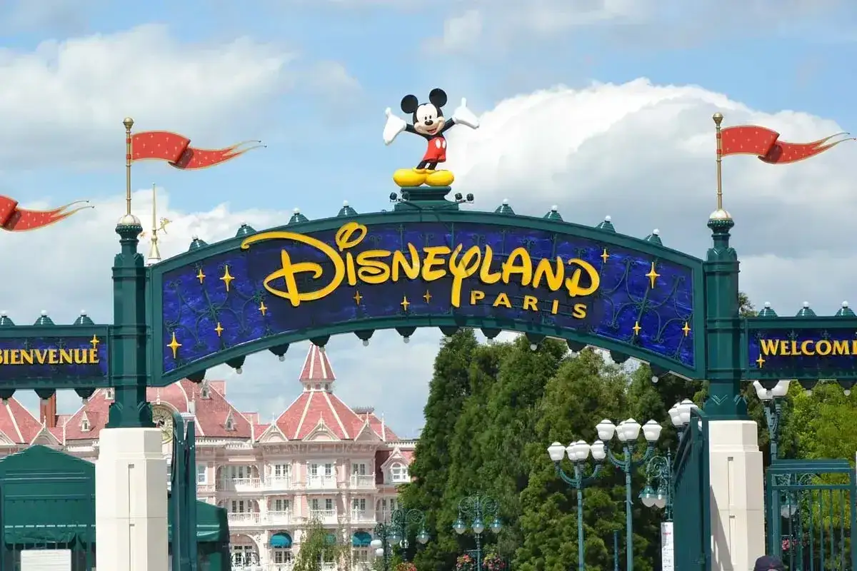 Brama do Disneyland Paris z Mickey Mousem na szczycie. Idealne miejsce na zakup biletów i rozpoczęcie magicznej przygody!