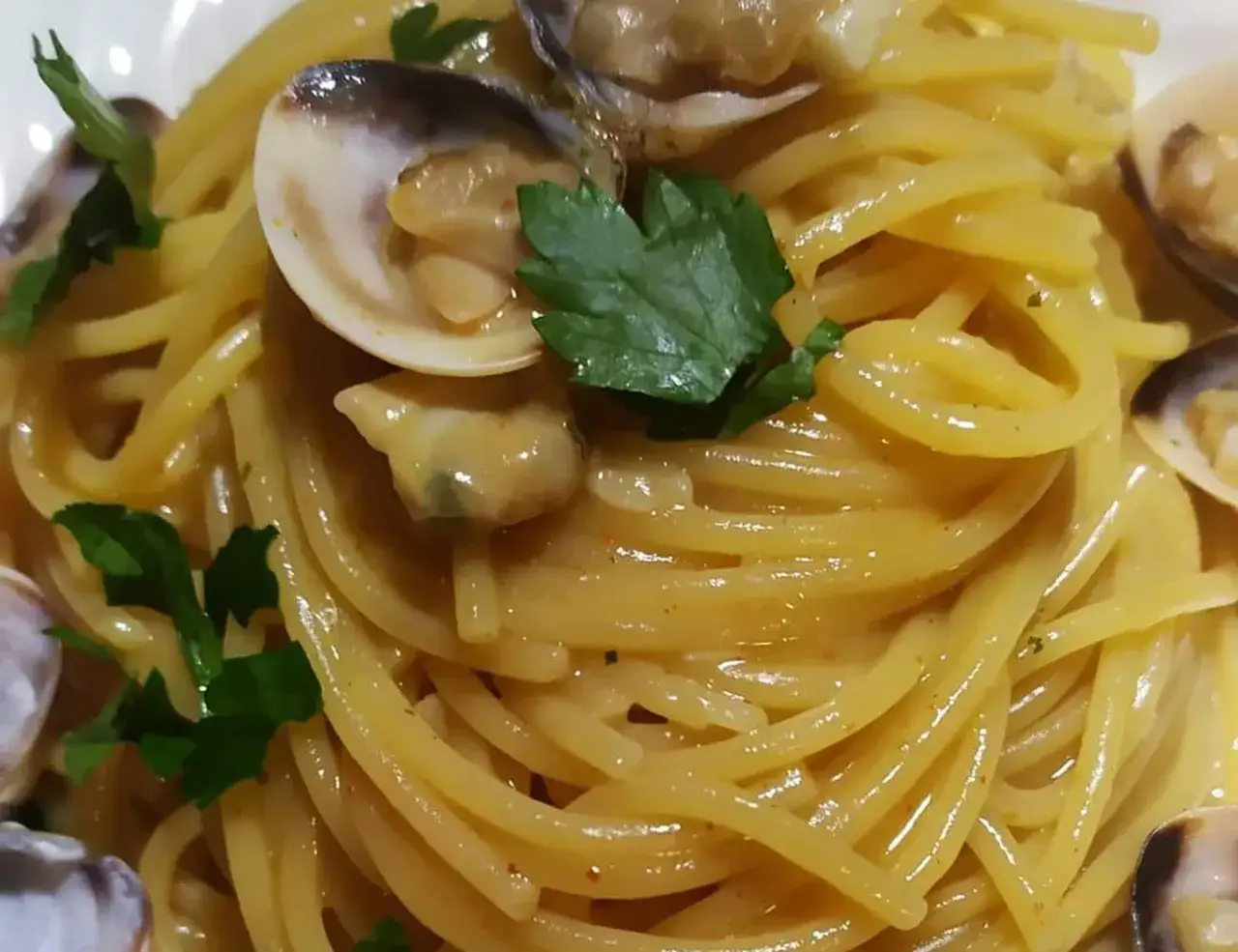 Spaghetti alle vongole surgelate, un piatto gustoso e veloce, con cozze e prezzemolo fresco.