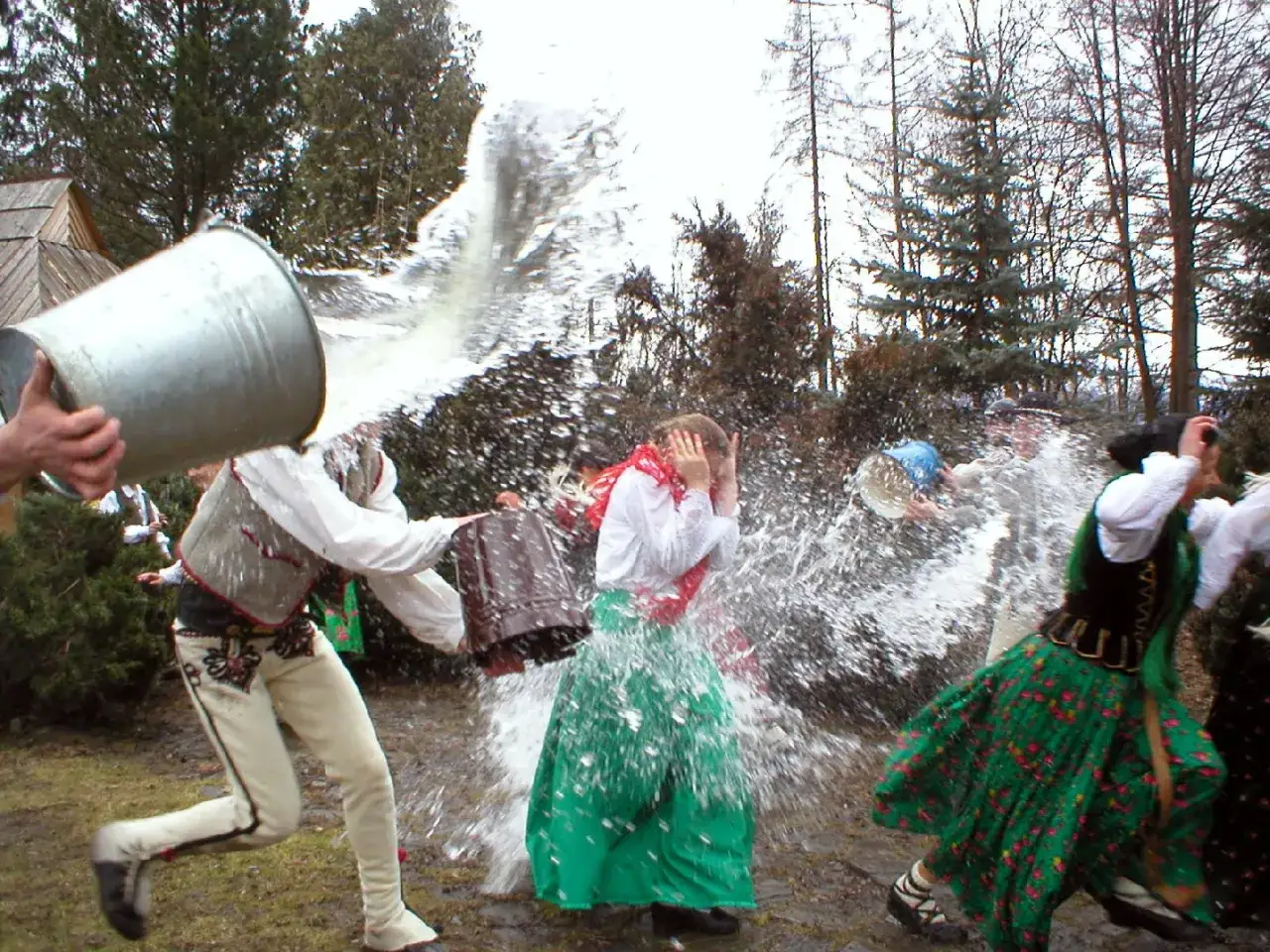 Śmigus-dyngus po polsku! Wesoły poniedziałek z wiadrem wody i tradycyjnymi strojami.