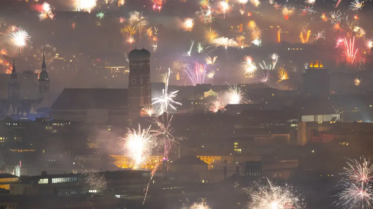 Feuerwerk erhellt den Himmel über München. Ein farbenprächtiges Spektakel zum Silvester in Deutschland.