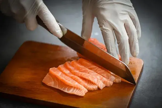 świeży filet z łososia na desce do krojenia
