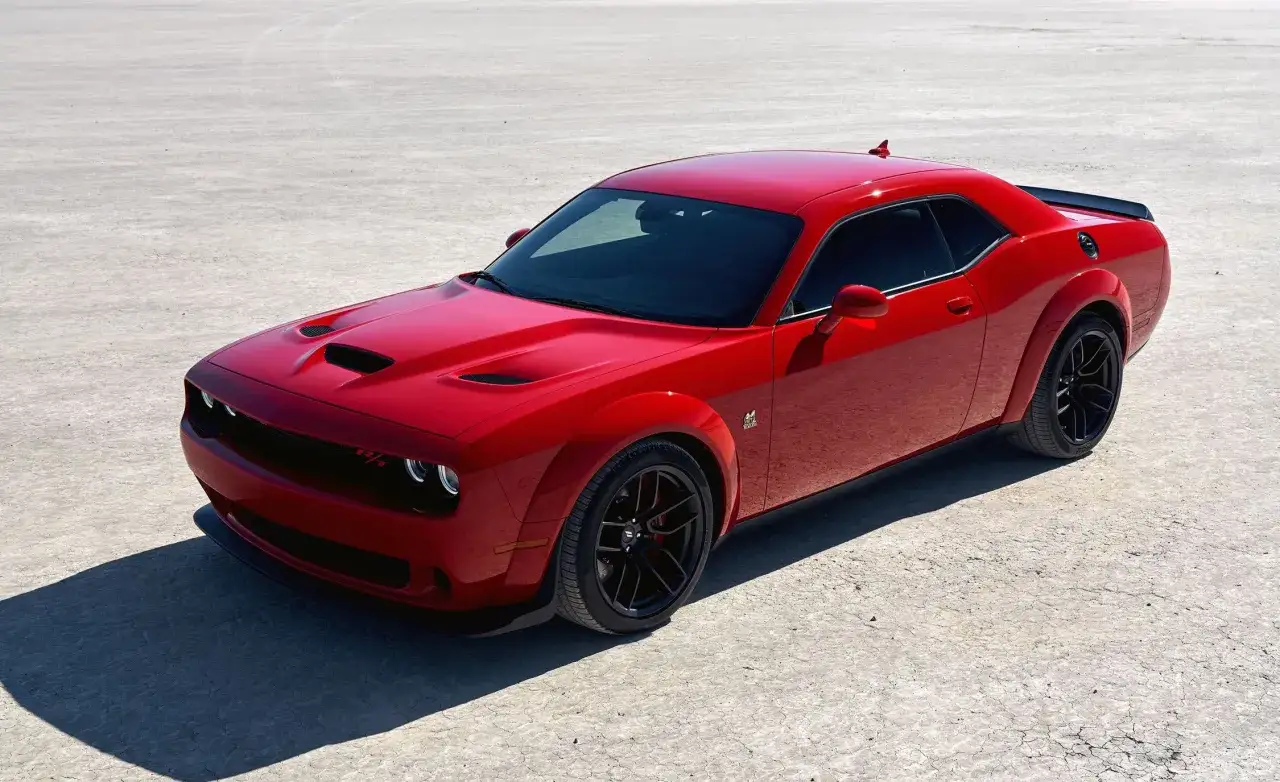 Czerwony Dodge Challenger 5.7 Hemi na pustkowiu, gotowy do jazdy.
