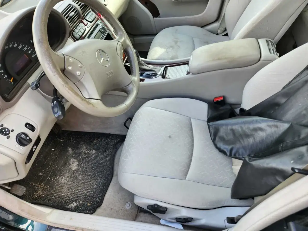 Wnętrze mercedesa w203 1.8 kompressor. Widoczna kierownica, deska rozdzielcza, fotele i dywaniki.