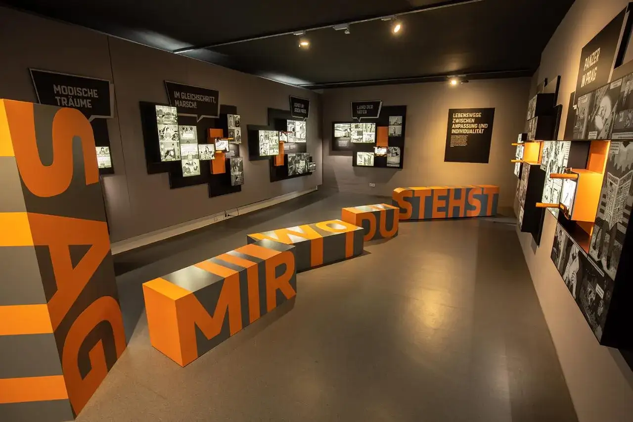 Im Stasi Museum Erfurt stehen Besucher vor Ausstellungsst&uuml;cken, die zum Nachdenken anregen. Die Worte 