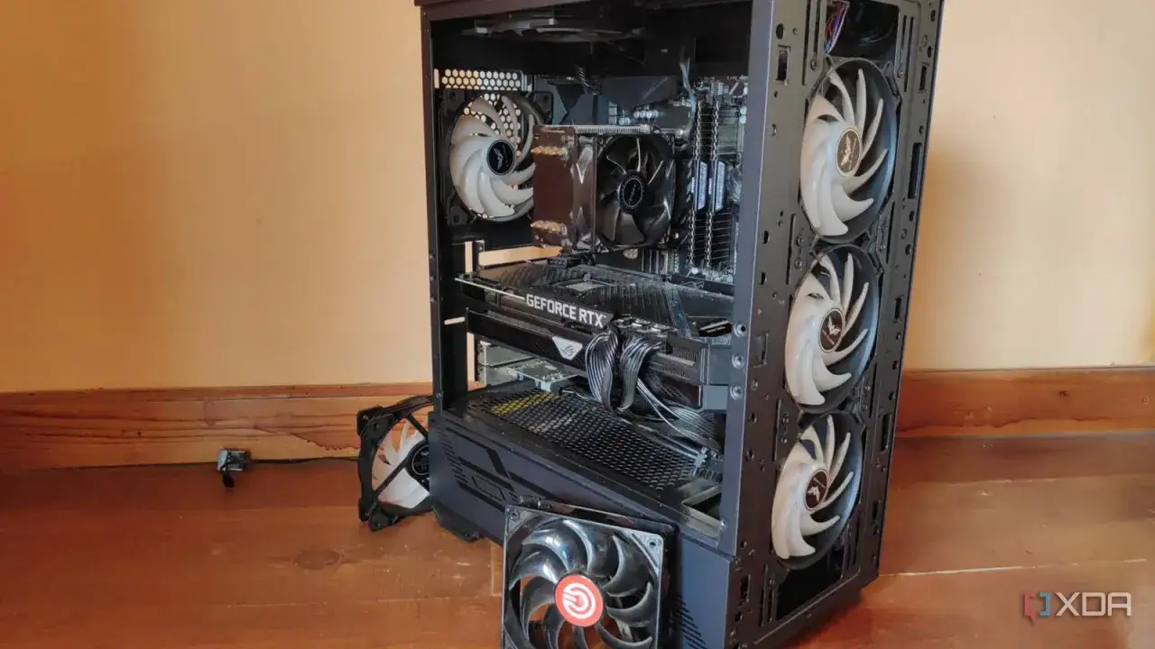 Ein offener PC-Tower mit mehreren L&uuml;ftern und einer Grafikkarte. Perfekt, um einen alten PC als Server zu nutzen.