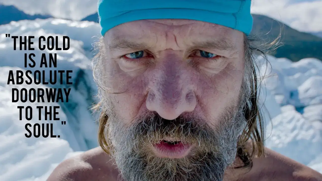 Wim Hof, z niebieską opaską na głowie, patrzy intensywnie na tle lodowca. Jego twarz zdobią zmarszczki i siwa broda.