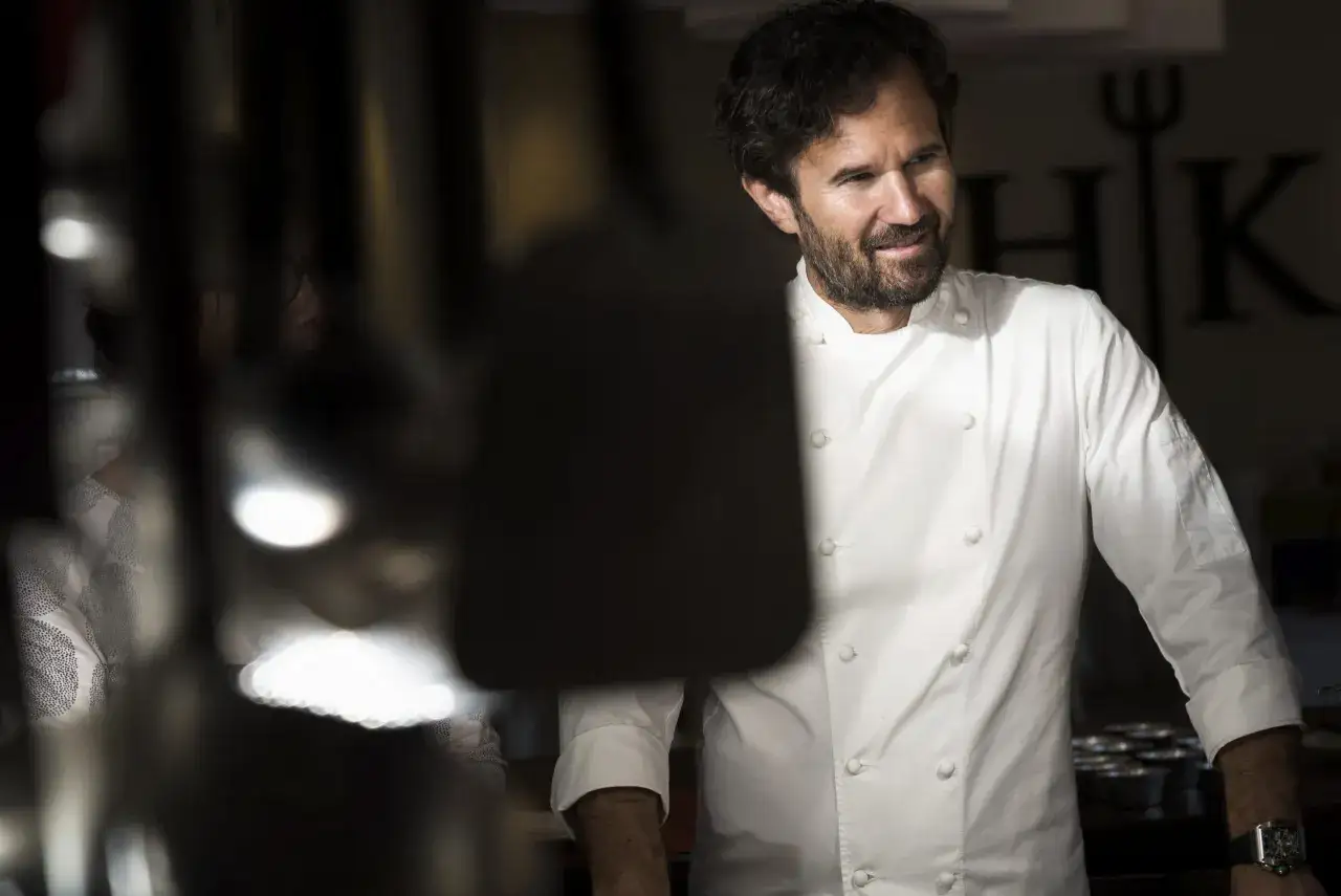 Un sorriso contagioso illumina il volto di uno dei più talentuosi chef stellati italiani, pronto a creare capolavori culinari.