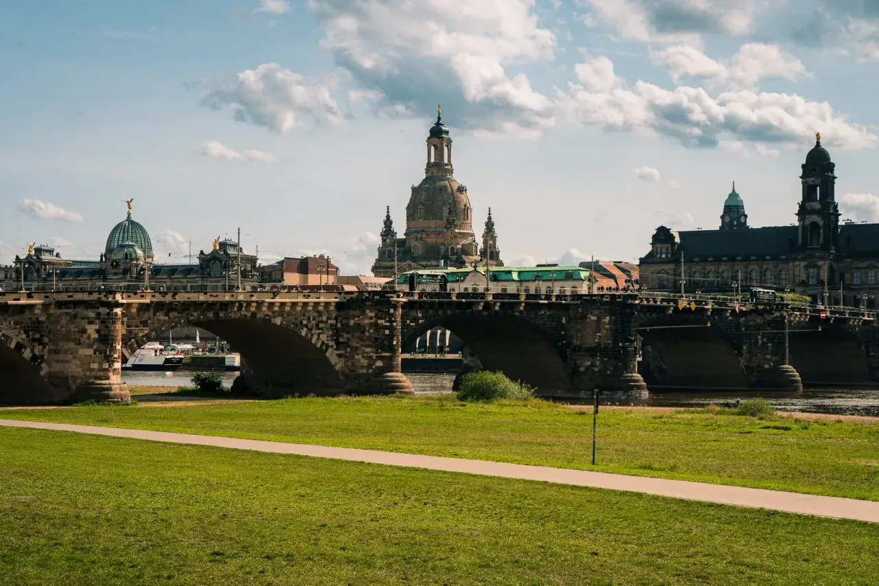 Most piękny widok na Drezno, idealne miejsce, by zobaczyć, co zwiedzić w Dreźnie.