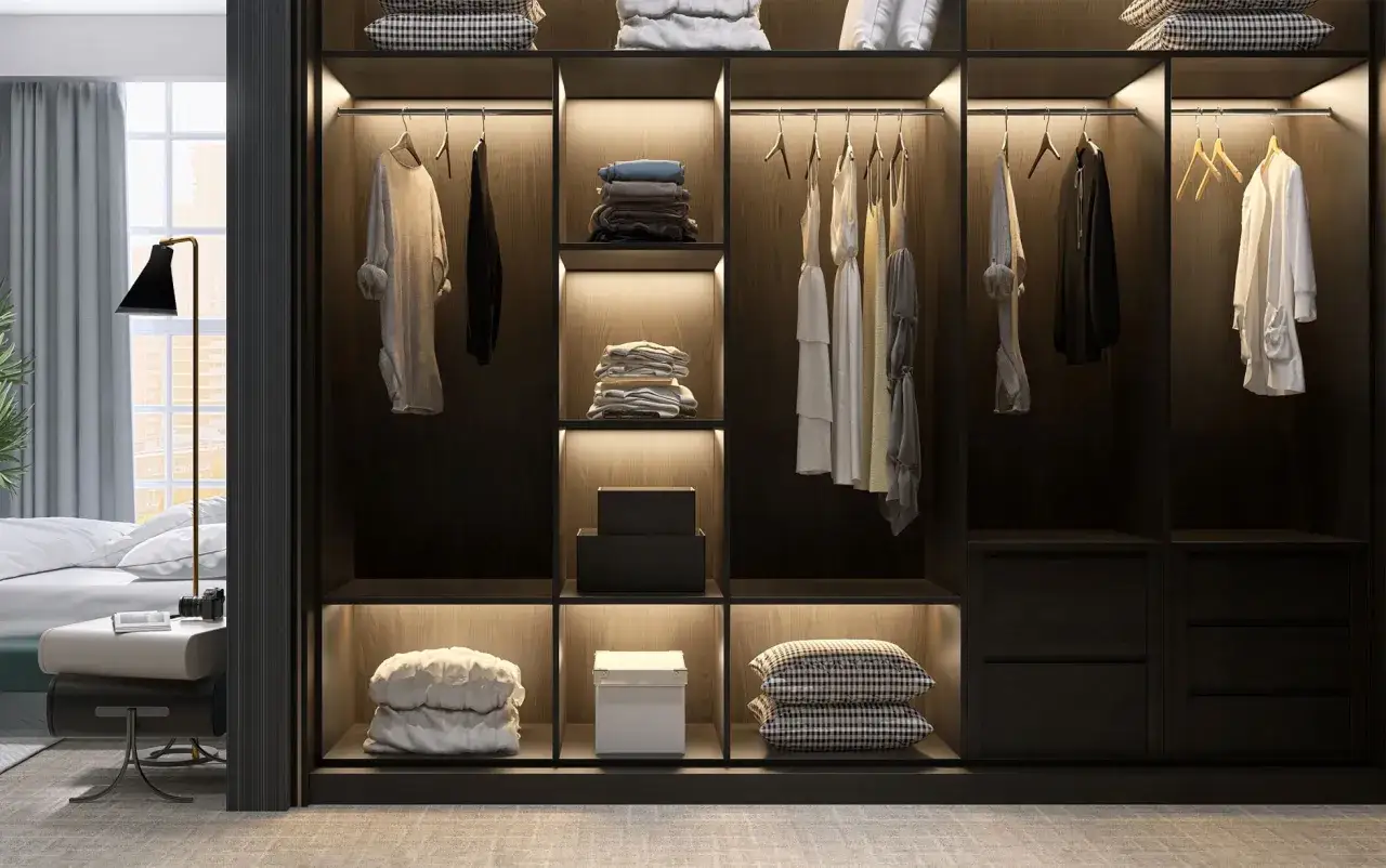 Ein moderner Kleiderschrank, der sich gut als Kleiderschrank selber bauen mit Vorhang eignet. Mit vielen F&auml;chern und Kleiderstangen, beleuchtet.