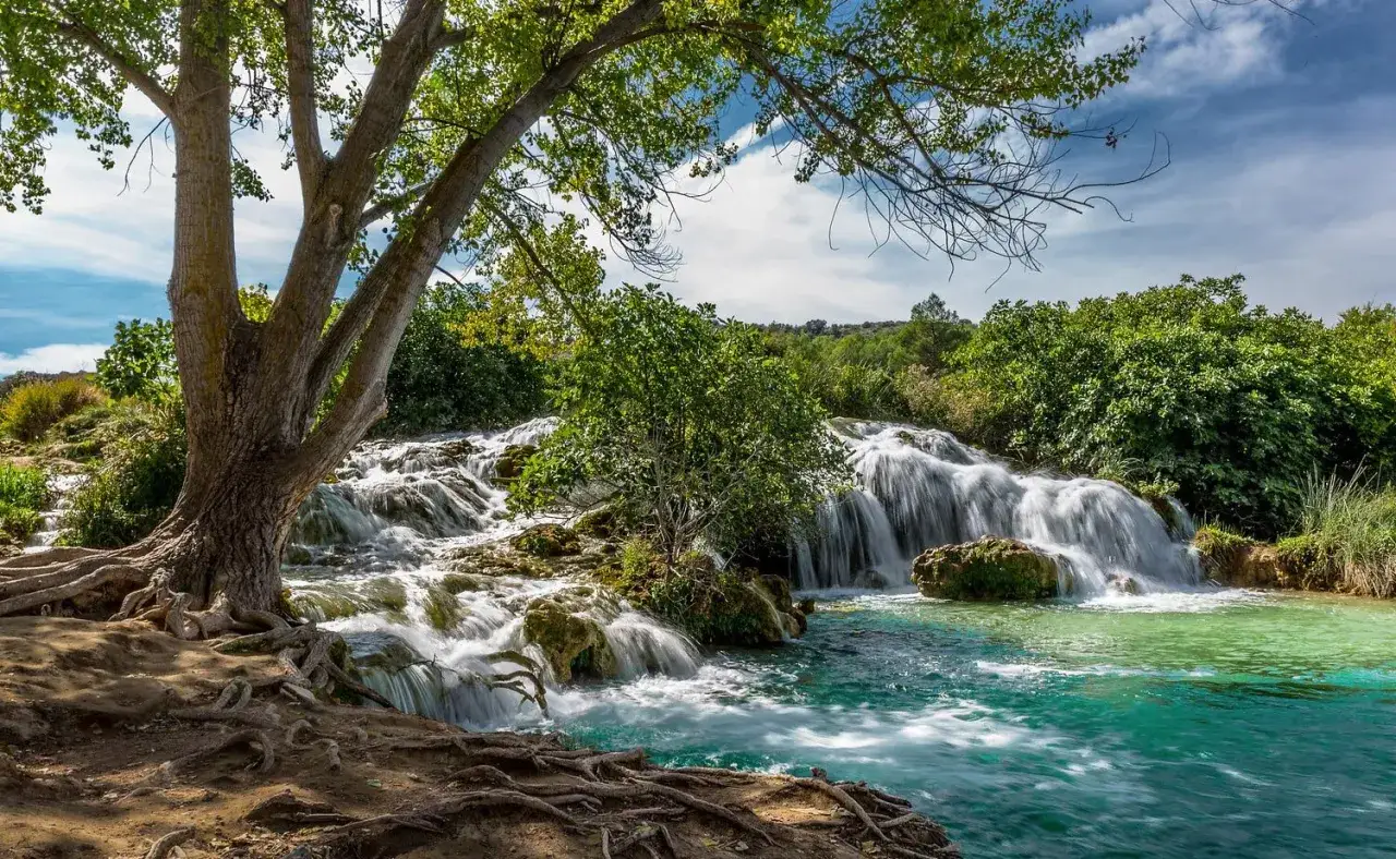 Cascadas y aguas turquesas en las Lagunas de Ruidera, un para&iacute;so natural para descubrir.