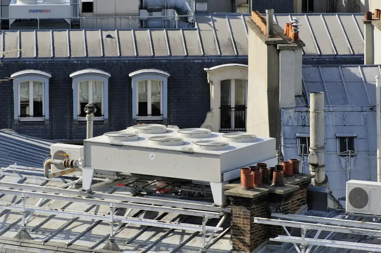 Gros climatiseur sur un toit parisien. L'obligation du bailleur de fournir une climatisation efficace est une pr&eacute;occupation croissante.