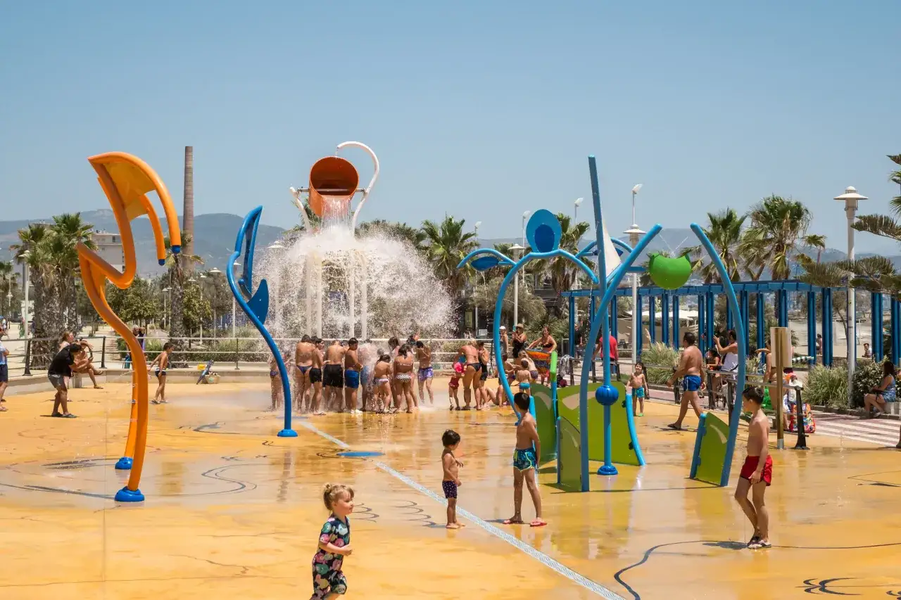 Wasserspa&szlig; f&uuml;r die ganze Familie in Malaga mit Kindern. Ein bunter Wasserspielplatz mit spritzenden Eimern und bunten Elementen.