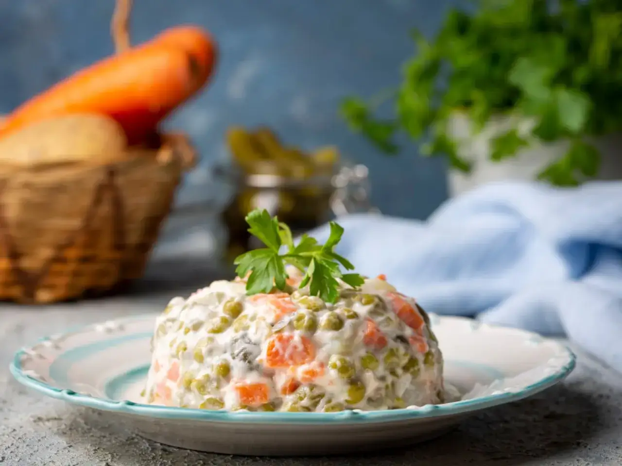 Apetyczna sałatka jarzynowa, idealna na każdą okazję. Kiedy robic salatke jarzynowa? Gdy masz ochotę na coś pysznego!