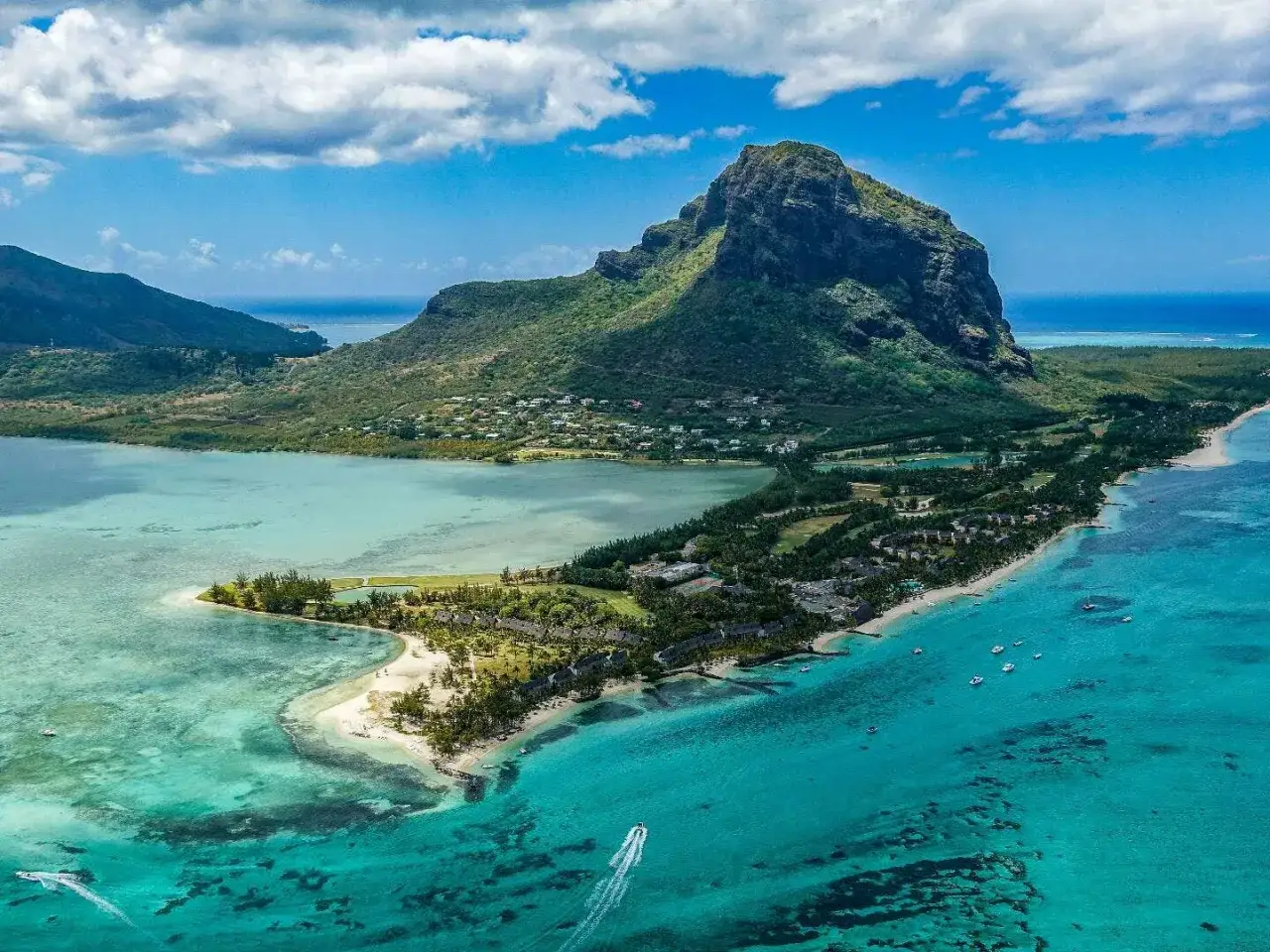 Widok na Le Morne Brabant na Mauritiusie. Uważaj na rafy koralowe i silne prądy morskie podczas pływania.