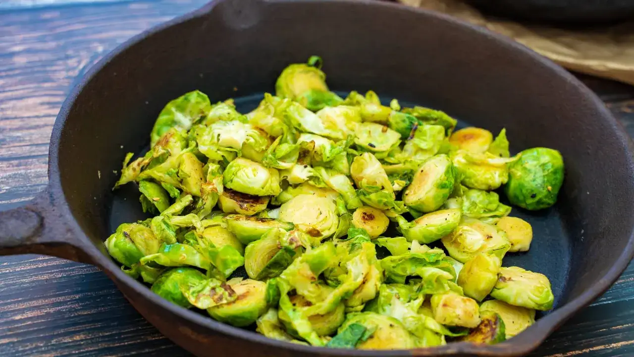 Gebratener Rosenkohl in der Pfanne, ein einfaches und leckeres Gericht. Perfekt für Rosenkohl Rezepte Pfanne.