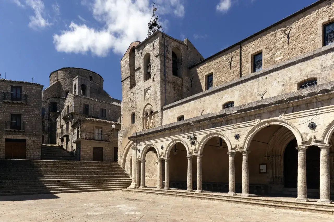 Piazza di Petralia Soprana: cosa vedere? La chiesa madre con il suo portico ad archi e la scalinata che conduce al borgo antico.