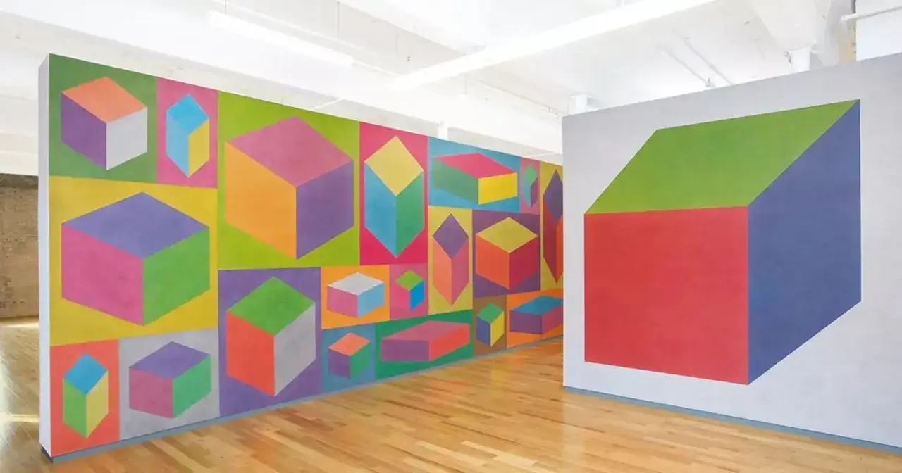 Kolorowe, geometryczne bryły na ścianach galerii, przykład sztuki konceptualizmu.