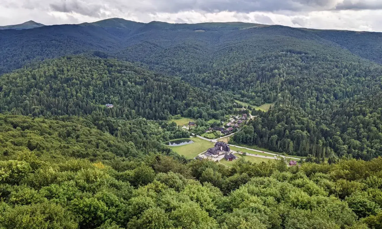 Malowniczy widok na Bieszczady, gdzie wśr&oacute;d gęstych las&oacute;w kryją się domostwa. Może tu właśnie żyją jeleniowate?