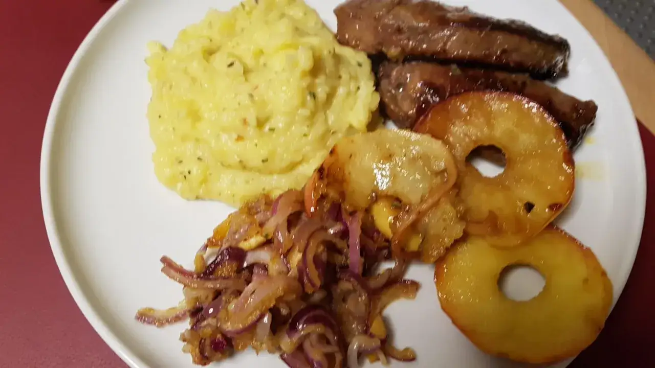 Herzhaftes Gericht mit Leber mit Zwiebeln und Apfel, dazu cremiges Kartoffelp&uuml;ree.