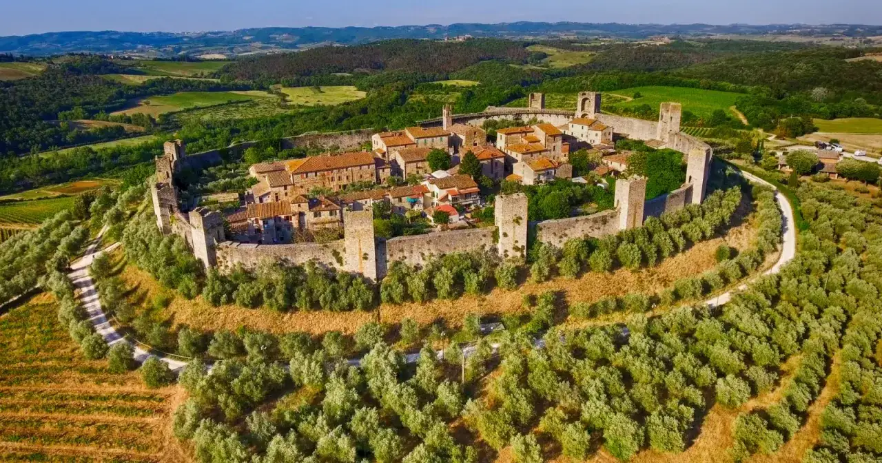 Borgo medievale fortificato, uno dei borghi vicino Arezzo, immerso nel verde della campagna toscana tra ulivi e vigneti.