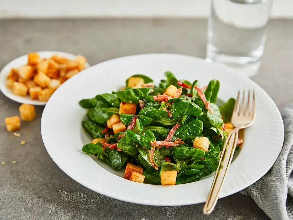 Herzhafter Feldsalat mit Speck und Croutons