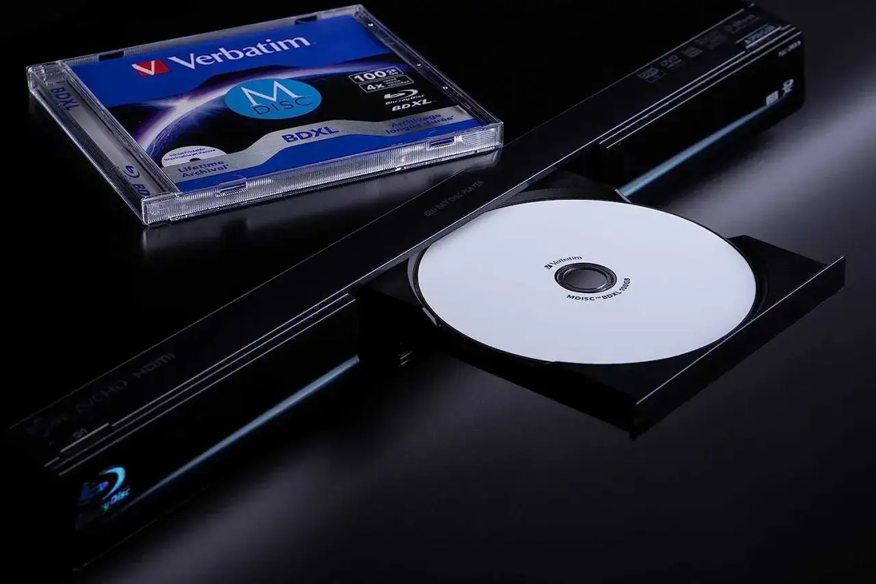 Verbatim M-DISC BDXL 100GB im Blu-ray-Player. Die Frage, wie lange halten CDs, wird hier durch die Langlebigkeit von M-DISC beantwortet.