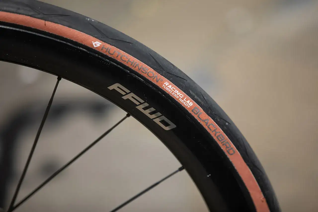 Opona rowerowa Hutchinson Blackbird, tubeless ready. Idealne najlepsze opony szosowe dla każdego kolarza.