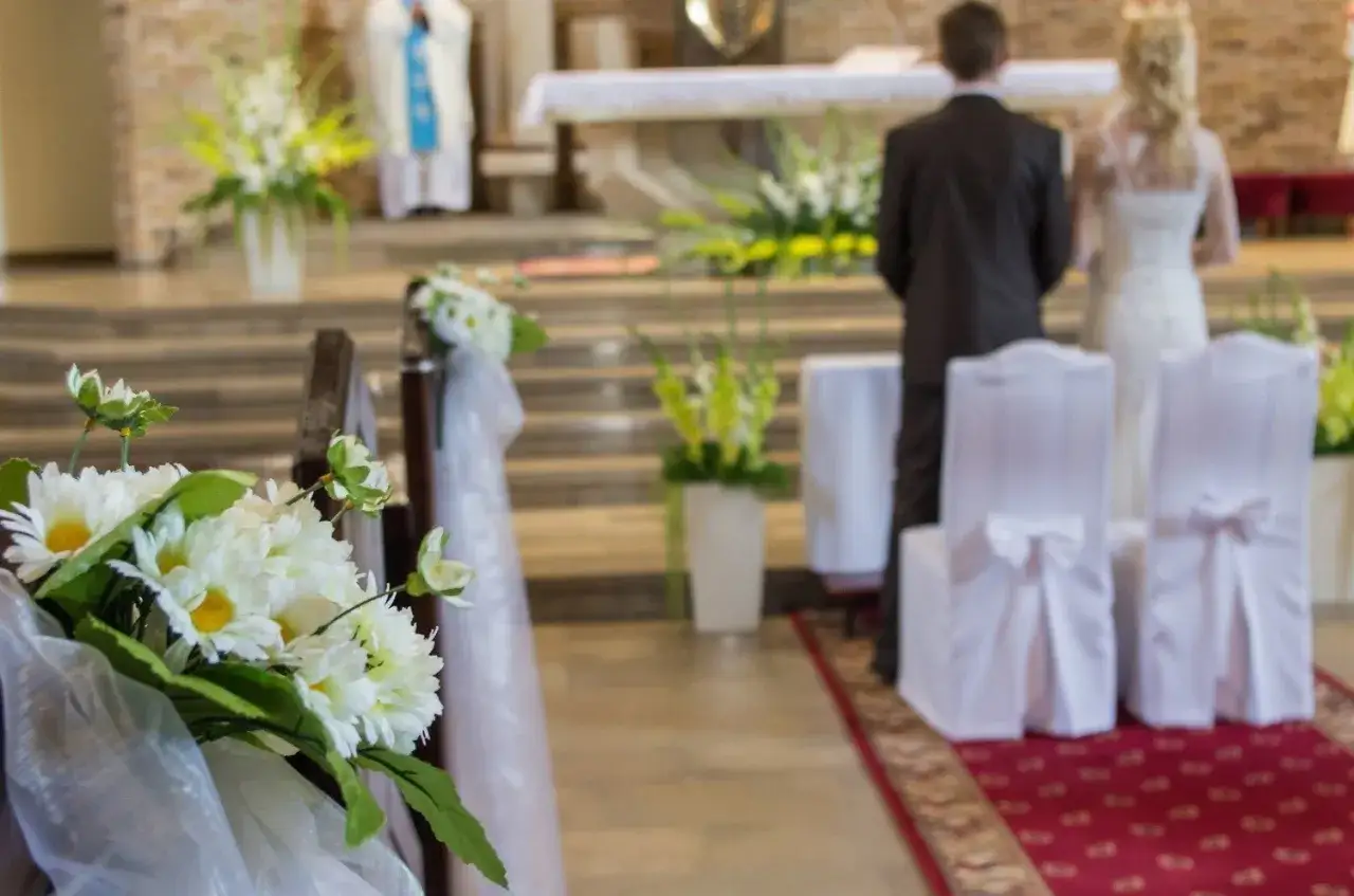Dekoracje kościoła na ślub. Zastanawiasz się, ile kosztuje ślub w kościele?