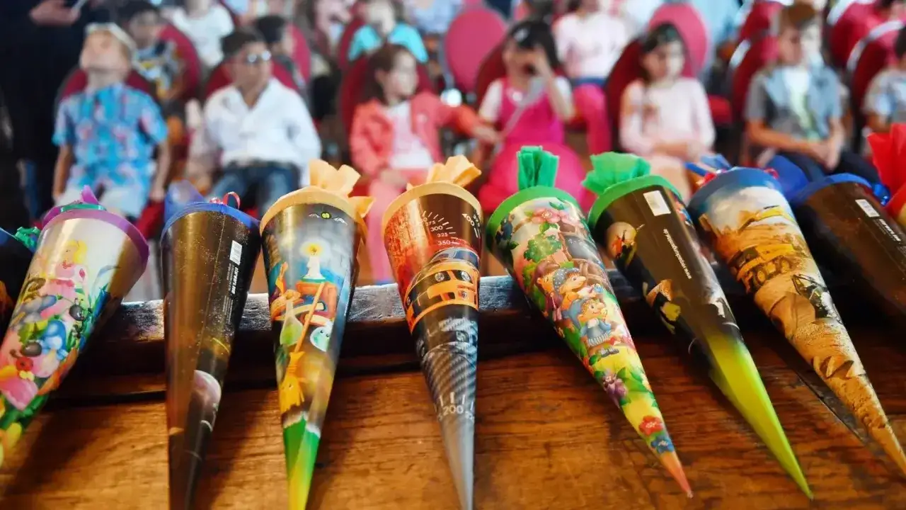 Bunte Zuckertüten für die Einschulung Brandenburg 2025. Kinder warten gespannt auf ihren großen Tag.