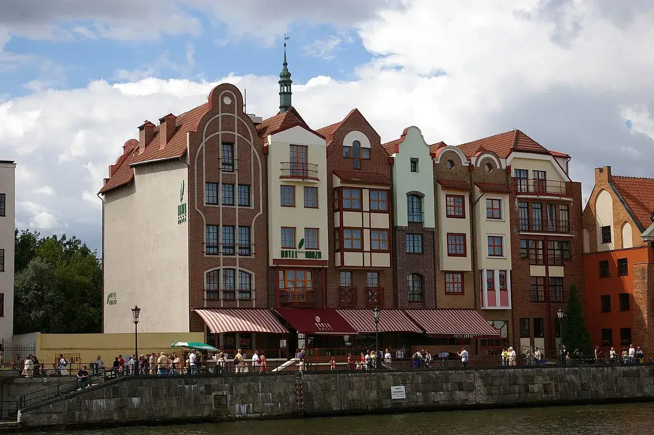 Hotel Hanza w Gdańsku, malownicze kamieniczki nad Motławą.