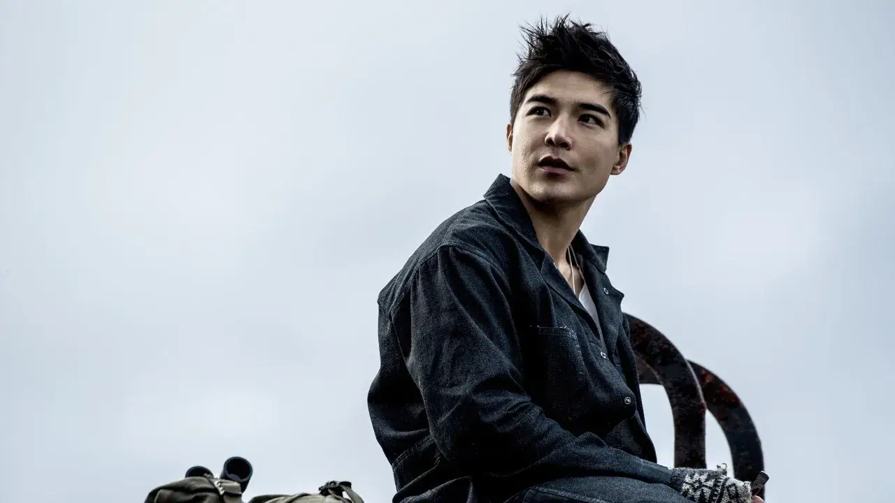 Ludi Lin, star de films et séries tv, pose avec un regard pensif.