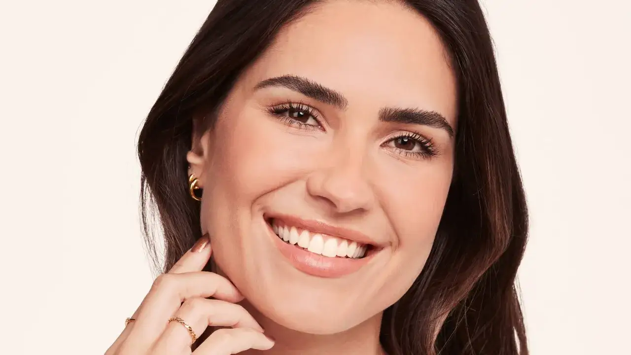 Un sourire éclatant, des yeux expressifs et un maquillage discret qui sublime la beauté naturelle.