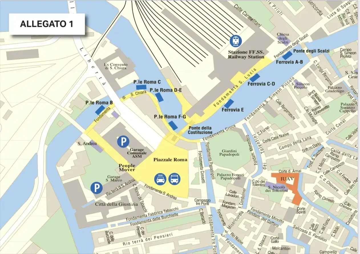 Mapa Wenecji z zaznaczonymi parkingami i dworcem. Co zobaczyć w Wenecji? Dworzec kolejowy, Piazzale Roma, parkingi, kanały.