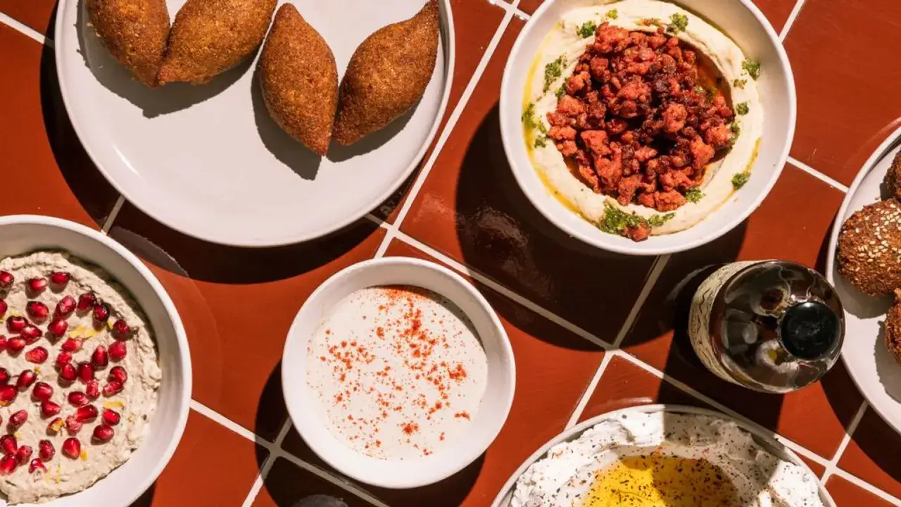 Saborea la gastronomía de Madrid: kibbeh, hummus con carne, baba ganoush con granada y más. ¡Un festín para descubrir dónde comer en Madrid!