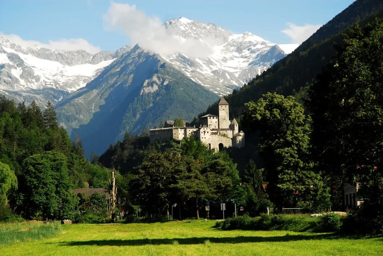 Il castello di Campo Tures domina la valle, con cime innevate a fare da sfondo.