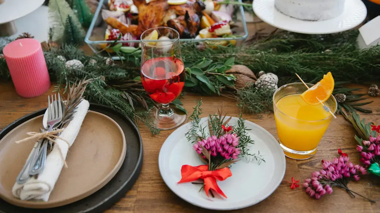 Elegancki catering świąteczny dla firm w Warszawie: pieczony kurczak, napoje i świąteczne dekoracje tworzą wyjątkową atmosferę.