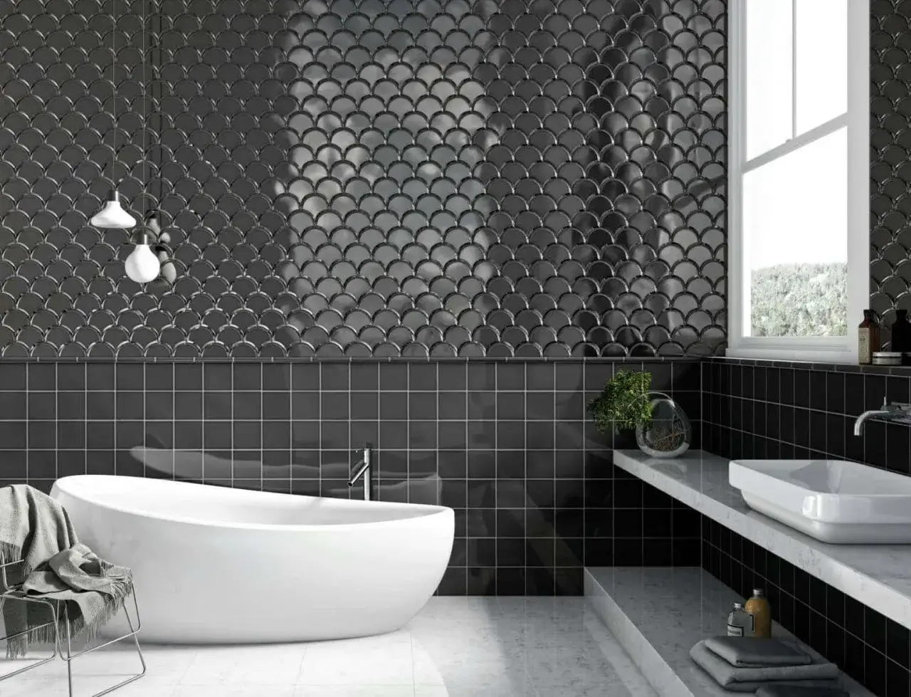Salle de bain moderne avec baignoire îlot. Le mur du fond est orné d'un carrelage écaille de poisson noir brillant, contrastant avec le carrelage carré noir de la partie inférieure.