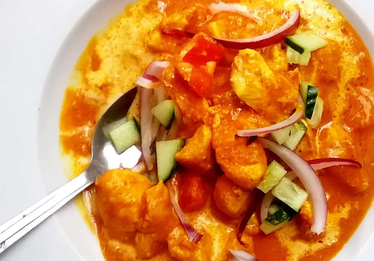 danie z kurczakiem i czerwoną pastą curry