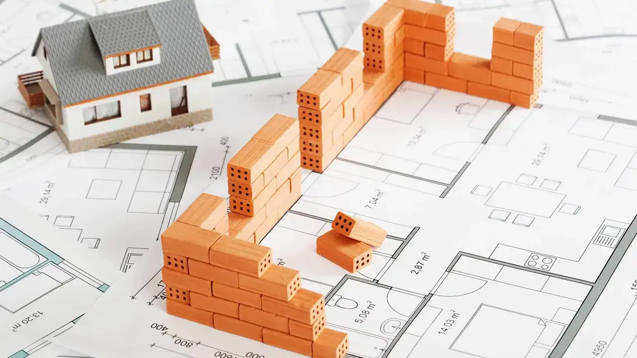 Model domu i makieta ścian z cegieł na planie architektonicznym. Od czego zacząć budowę domu? Od projektu!
