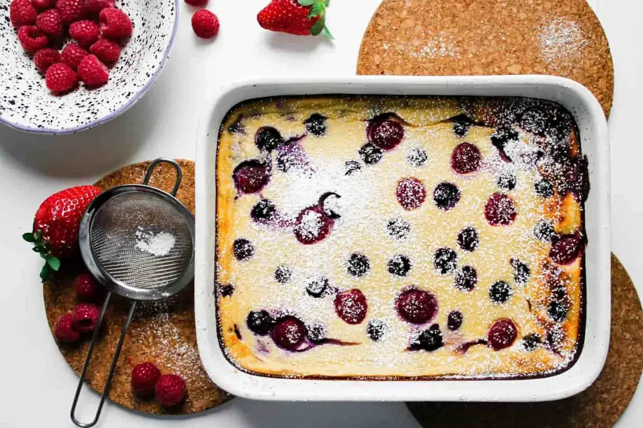 Frisch gebackener Beerenauflauf, ein Traum f&uuml;r alle Dessert-Rezepte-Liebhaber. Mit Puderzucker best&auml;ubt und frischen Beeren garniert.