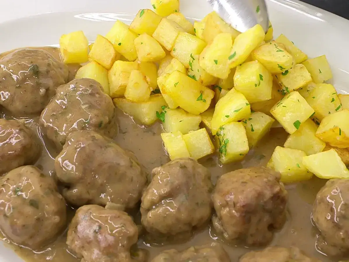 Alb&oacute;ndigas en salsa argui&ntilde;ano, jugosas y tiernas, acompa&ntilde;adas de patatas fritas doradas y perejil picado. &iexcl;Un plato casero irresistible!