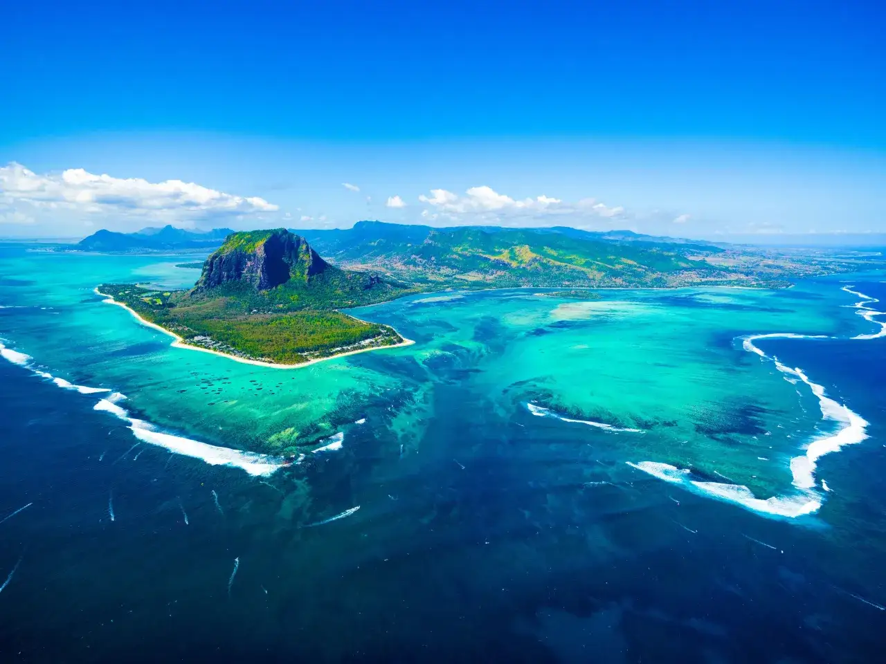 Widok z lotu ptaka na Mauritius: góra Le Morne Brabant, turkusowa laguna i plaże. Idealne miejsce, gdy jechać Mauritius atrakcje to kitesurfing i relaks.