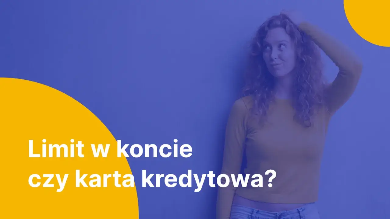 Zastanawiasz się nad debetem na koncie czy kartą kredytową? Młoda kobieta z kręconymi włosami w żółtej bluzce myśli, opierając się o niebieską ścianę.
