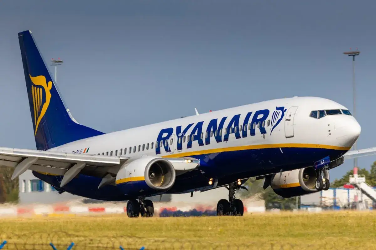 Samolot Ryanair startuje. Czy Ryanair jest bezpieczny? Miliony pasażer&oacute;w latają nim co roku.