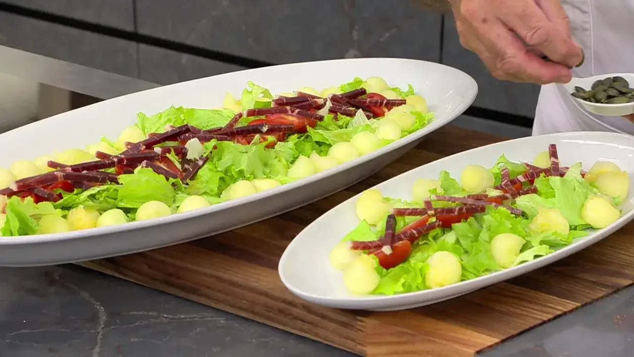 Deliciosa ensalada de mel&oacute;n con jam&oacute;n serrano, lechuga fresca y tomates. Un toque de semillas de calabaza para finalizar.