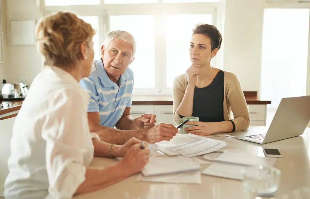 Familie bespricht Unterlagen f&uuml;r die Begutachtung Pflegegrad. Tipps f&uuml;r den Antrag werden diskutiert.