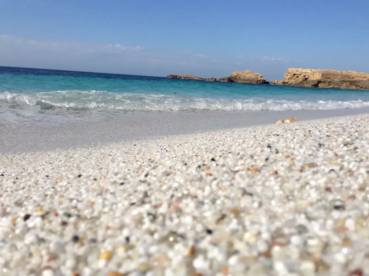 Piękna plaża z białym piaskiem i turkusową wodą. Idealne miejsce, by zastanowić się, kiedy lecieć na Sardynię.