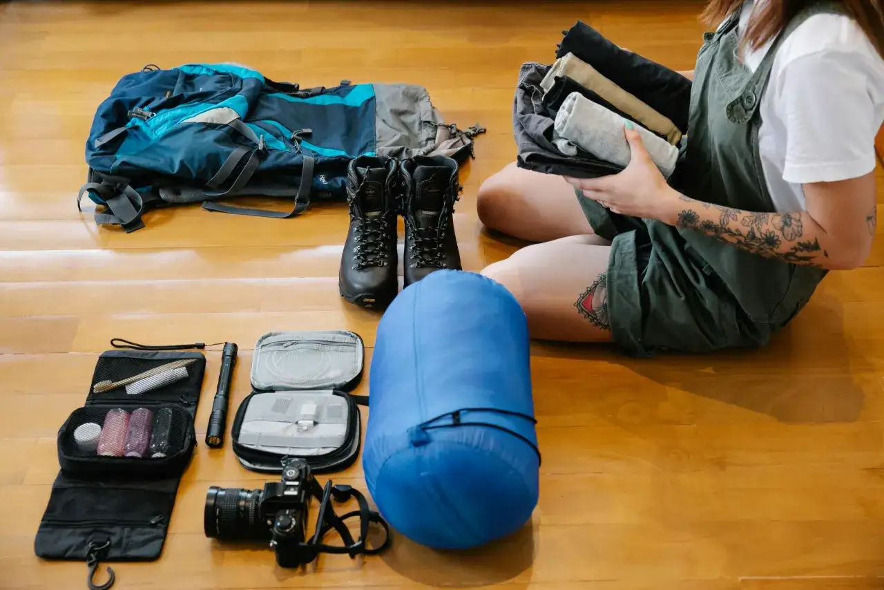 Przygotowanie do akcji g&oacute;rskie ochotnicze pogotowie ratunkowe: plecak, buty trekkingowe, śpiw&oacute;r, aparat, latarka i kosmetyczka.
